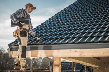 Le couvreur est un artisan du bâtiment spécialisé dans la toiture. En effet, il assure la protection du logement contre les intempéries.