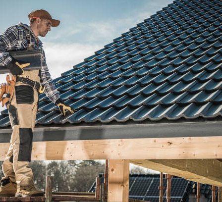 Le couvreur est un artisan du bâtiment spécialisé dans la toiture. En effet, il assure la protection du logement contre les intempéries.