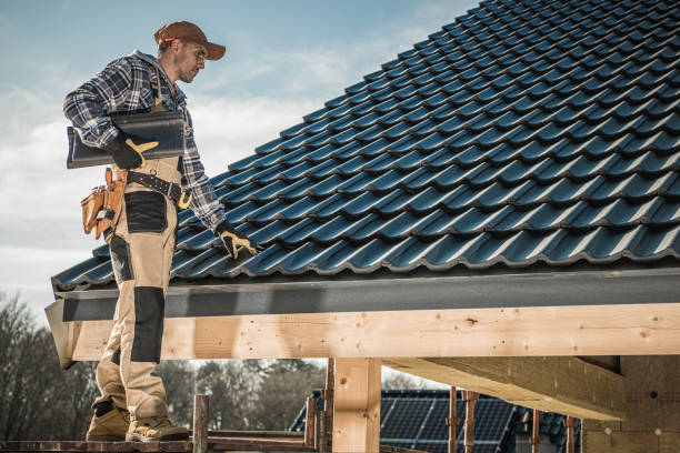 Le couvreur est un artisan du bâtiment spécialisé dans la toiture. En effet, il assure la protection du logement contre les intempéries.