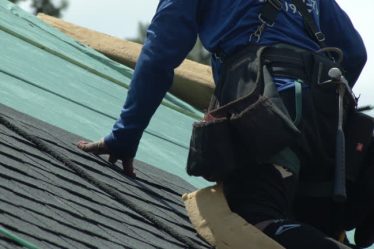 Un couvreur est un professionnel du toit. Il installe, répare et entretient les couvertures des maisons. De plus, il veille à la bonne