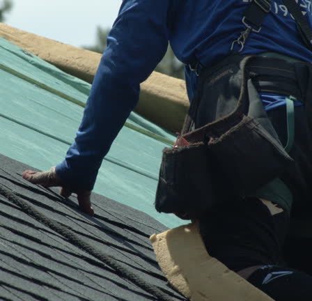 Un couvreur est un professionnel du toit. Il installe, répare et entretient les couvertures des maisons. De plus, il veille à la bonne