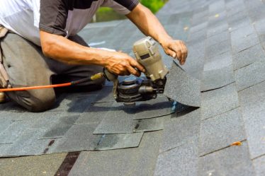Un couvreur est avant tout un artisan spécialisé dans la pose, la réparation et l’entretien des toitures. Il travaille sur différents matériaux