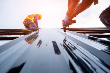 Un couvreur professionnel conseille toujours de vérifier la toiture deux fois par an. En effet, une inspection régulière