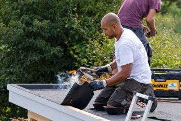 Un couvreur est un professionnel qui installe, répare et entretient les toitures. En effet, il assure l’étanchéité et la solidité du toit.