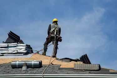 Un devis de couvreur est une étape cruciale avant tout chantier. En effet, il détaille les travaux prévus, les matériaux, et le coût total.
