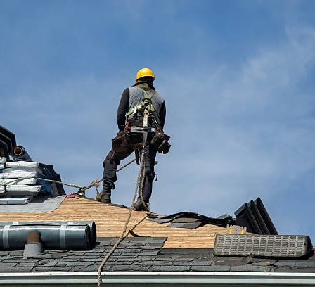 Un devis de couvreur est une étape cruciale avant tout chantier. En effet, il détaille les travaux prévus, les matériaux, et le coût total.