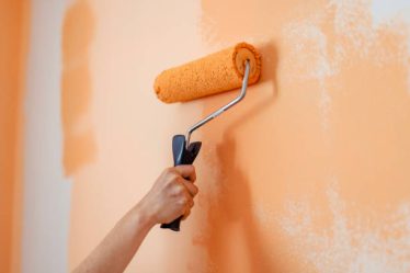 Un peintre professionnel ne se limite pas à appliquer de la peinture. En effet, il maîtrise souvent plusieurs techniques de décoration