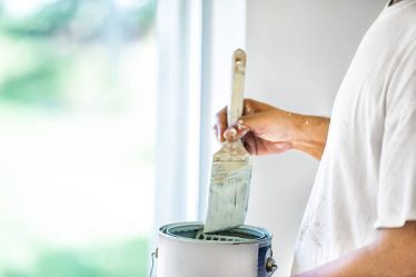 Un peintre professionnel peut souvent fournir la peinture. En effet, il connaît les produits adaptés à chaque surface. De plus,