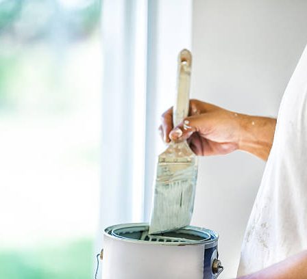 Un peintre professionnel peut souvent fournir la peinture. En effet, il connaît les produits adaptés à chaque surface. De plus,
