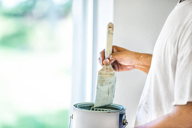 Un peintre professionnel peut souvent fournir la peinture. En effet, il connaît les produits adaptés à chaque surface. De plus,