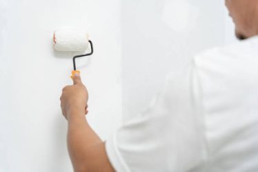 Un peintre en bâtiment possède un rôle clé dans la finition des ouvrages. En effet, il embellit et protège les surfaces. De plus,