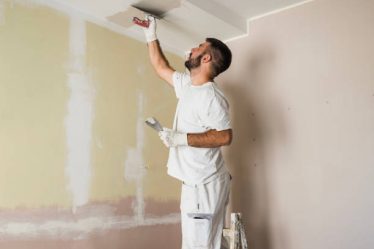 Un peintre professionnel possède les compétences nécessaires pour repeindre des façades. En effet, il connaît les techniques
