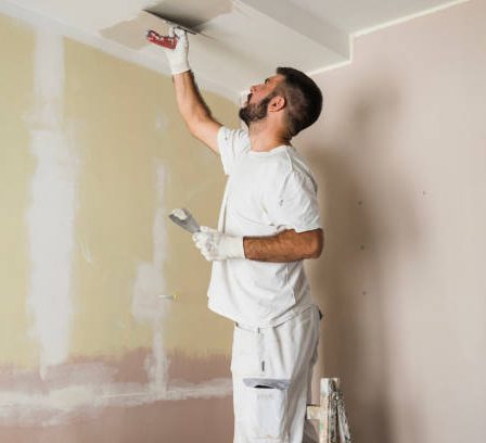 Un peintre professionnel possède les compétences nécessaires pour repeindre des façades. En effet, il connaît les techniques