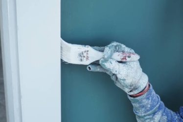 Un peintre professionnel utilise toujours des pinceaux et des rouleaux adaptés à chaque surface. En effet, ces outils de peinture