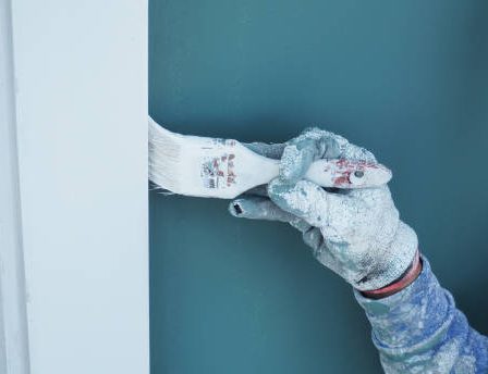 Un peintre professionnel utilise toujours des pinceaux et des rouleaux adaptés à chaque surface. En effet, ces outils de peinture