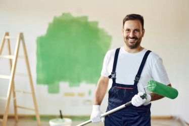 Un peintre professionnel recommande de nettoyer régulièrement les murs pour conserver leur éclat. En effet, la poussière