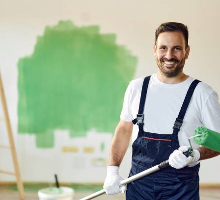 Un peintre professionnel recommande de nettoyer régulièrement les murs pour conserver leur éclat. En effet, la poussière