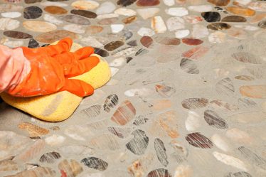 Un carreleur mosaïste crée et installe des revêtements décoratifs à base de carreaux. En effet, il maîtrise les techniques de pose