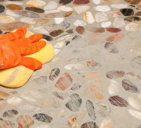 Un carreleur mosaïste crée et installe des revêtements décoratifs à base de carreaux. En effet, il maîtrise les techniques de pose