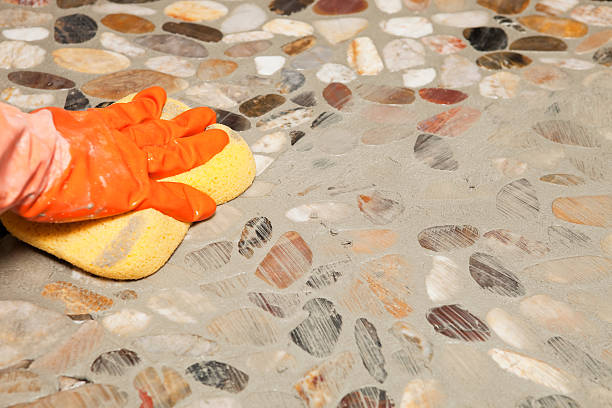 Un carreleur mosaïste crée et installe des revêtements décoratifs à base de carreaux. En effet, il maîtrise les techniques de pose