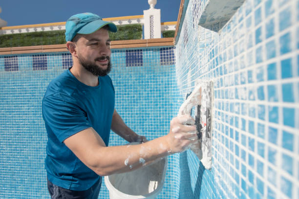 Un carreleur mosaïste pose des carreaux décoratifs avec précision. En effet, il transforme un sol ou un mur en œuvre d’art.