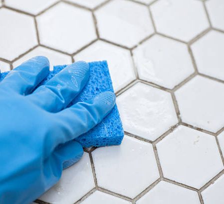 Le carreleur mosaïste transforme les surfaces en véritables œuvres d’art. En effet, il pose des carreaux de céramique, de pierre