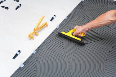 Un carreleur mosaïste crée et pose des revêtements décoratifs. En effet, il manie la céramique, la pâte de verre et la pierre.