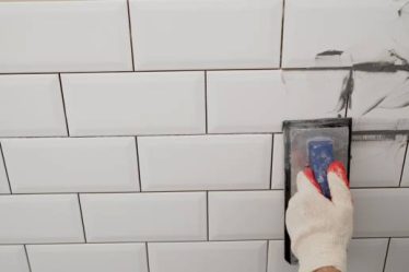 Un carreleur mosaïste possède un métier d’art exigeant. En effet, il travaille sur des matériaux nobles et fragiles. De plus, son rôle