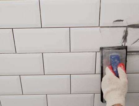 Un carreleur mosaïste possède un métier d’art exigeant. En effet, il travaille sur des matériaux nobles et fragiles. De plus, son rôle