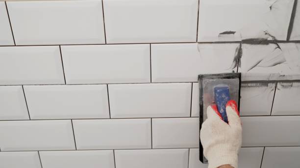Un carreleur mosaïste possède un métier d’art exigeant. En effet, il travaille sur des matériaux nobles et fragiles. De plus, son rôle