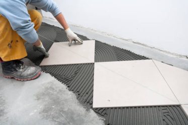 Un carreleur mosaïste insiste d’abord sur le nettoyage régulier. En effet, la poussière s’incruste vite entre les carreaux. Ainsi,