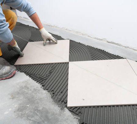 Un carreleur mosaïste insiste d’abord sur le nettoyage régulier. En effet, la poussière s’incruste vite entre les carreaux. Ainsi,