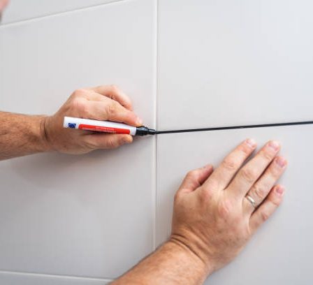 Un carreleur mosaïste crée et pose des revêtements décoratifs composés de carreaux colorés. En effet, il travaille souvent sur mesure,