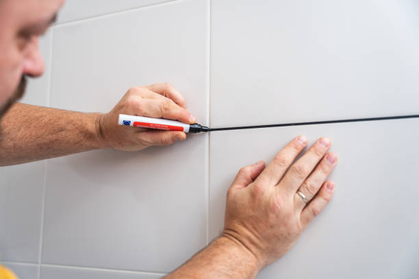 Un carreleur mosaïste crée et pose des revêtements décoratifs composés de carreaux colorés. En effet, il travaille souvent sur mesure,