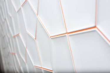 Le carreleur mosaïste unit précision et imagination. En effet, il ne se limite pas aux simples carrelages fonctionnels. Il compose