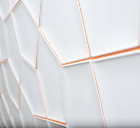 Le carreleur mosaïste unit précision et imagination. En effet, il ne se limite pas aux simples carrelages fonctionnels. Il compose