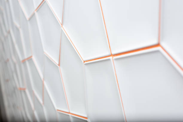 Le carreleur mosaïste unit précision et imagination. En effet, il ne se limite pas aux simples carrelages fonctionnels. Il compose