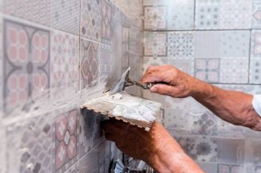 Un carreleur mosaïste possède des compétences artistiques et techniques précises. En effet, il connaît les matériaux, les colles