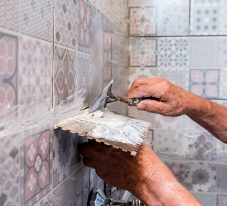 Un carreleur mosaïste possède des compétences artistiques et techniques précises. En effet, il connaît les matériaux, les colles