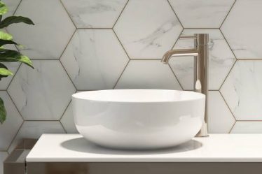 Un carreleur mosaïste utilise plusieurs outils pour découper ses carreaux. En effet, la précision est essentielle. D’abord, il se sert