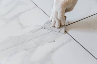 Le carreleur mosaïste est un artisan du détail. En effet, il pose des revêtements décoratifs avec précision. De plus, il maîtrise les matériaux