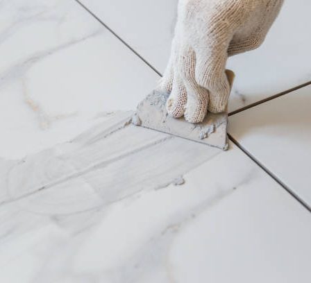 Le carreleur mosaïste est un artisan du détail. En effet, il pose des revêtements décoratifs avec précision. De plus, il maîtrise les matériaux