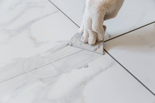 Le carreleur mosaïste est un artisan du détail. En effet, il pose des revêtements décoratifs avec précision. De plus, il maîtrise les matériaux