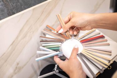 Le carreleur mosaïste crée des surfaces élégantes et durables. En effet, il pose des carreaux sur les murs, sols et plans de travail.