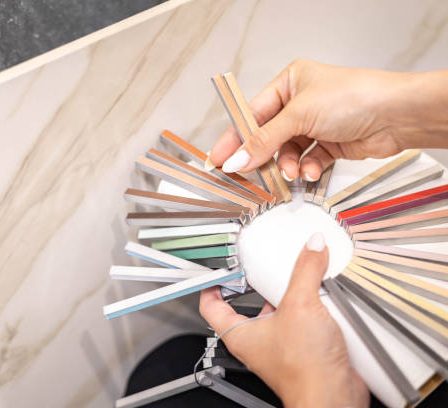 Le carreleur mosaïste crée des surfaces élégantes et durables. En effet, il pose des carreaux sur les murs, sols et plans de travail.