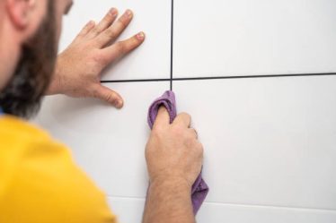 Un carreleur mosaïste allie technique et créativité. En effet, il ne se contente pas de poser des carreaux standards. Au contraire,