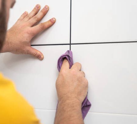 Un carreleur mosaïste allie technique et créativité. En effet, il ne se contente pas de poser des carreaux standards. Au contraire,