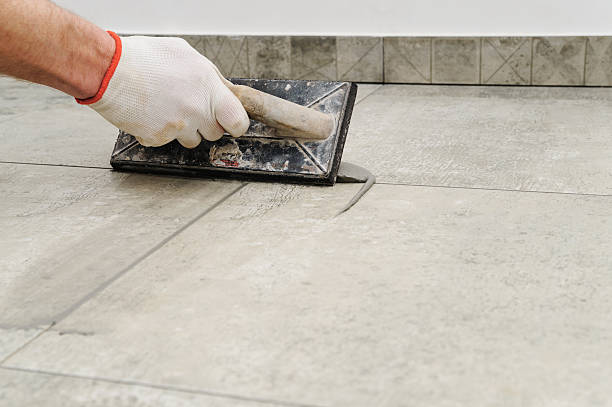 Un carreleur mosaïste possède un savoir-faire unique. En effet, il maîtrise la pose des petits carreaux avec précision. De plus,