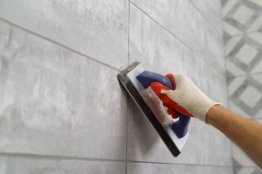 Le carreleur mosaïste est un artisan qualifié. Il conçoit, prépare et pose des mosaïques décoratives sur diverses surfaces.