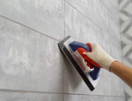 Le carreleur mosaïste est un artisan qualifié. Il conçoit, prépare et pose des mosaïques décoratives sur diverses surfaces.